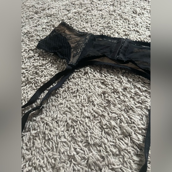 EUC Victoria’s Secret black lace garter belt. Size M/L. - Picture 7 of 10